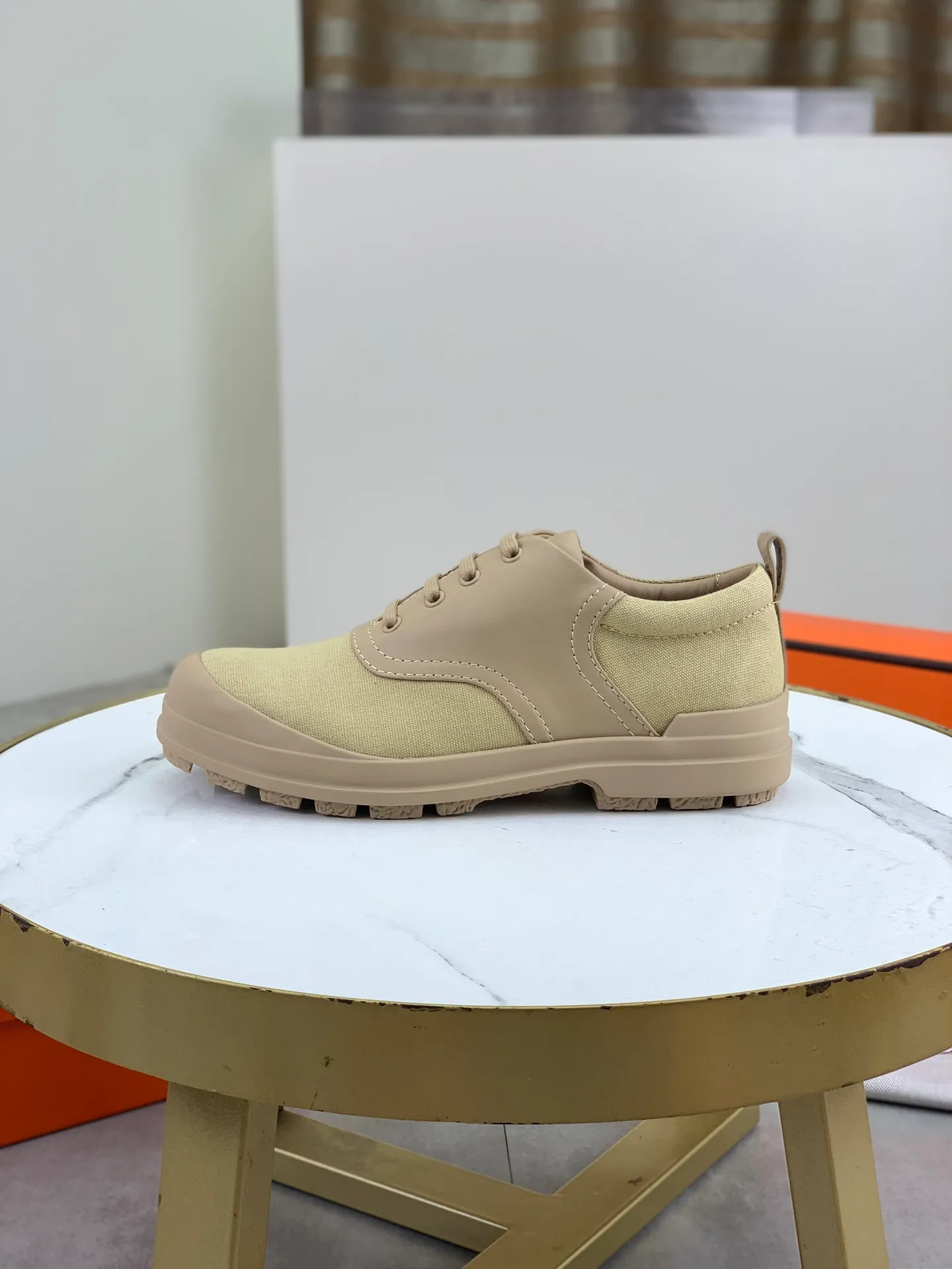 Factory price P740 💰💎💎💎Brand: Hermès Grade: Same as the official website Original quality materials: Original soft calfskin with beef tendon cloth Water-dyed cowhide lining Original Italian rubber outsole Style categories: Men's fashion Formal casual leather shoes Lace-up men's shoes series Young fashion European and American trends British style Size: 39-44 (38.45 can be customized)